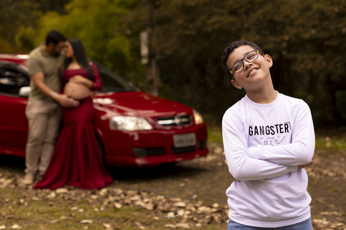 o irmao participa das fotos de gestante