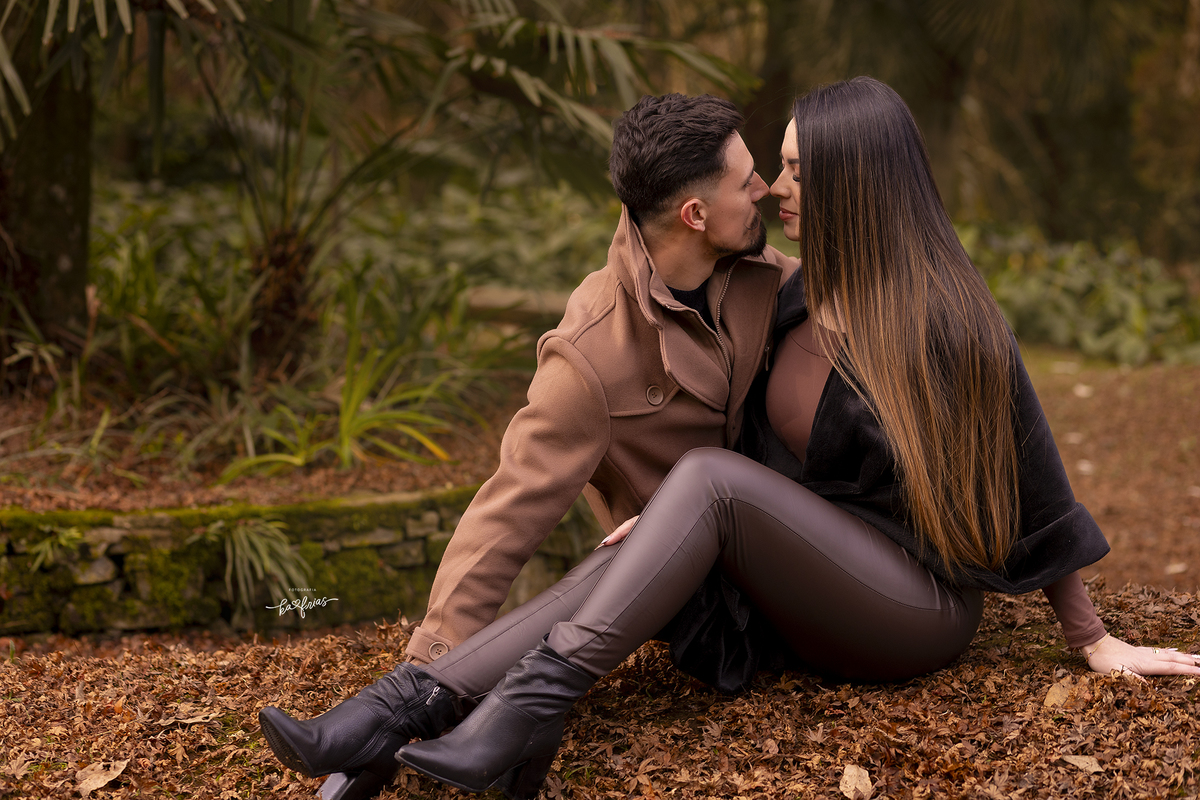 os modelos trocam carinho no ensaio externo de casal