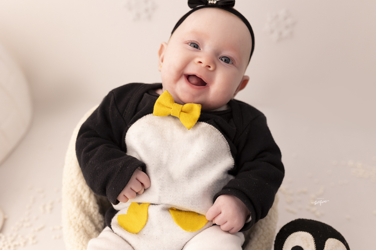 a bebe sorri para a fotografa de bebes de caxias do sul, ka frias