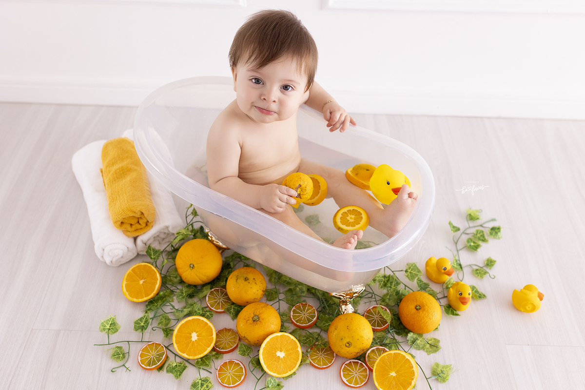 o menino olha para as fotografa de bebes de caxias do sul, ka frias