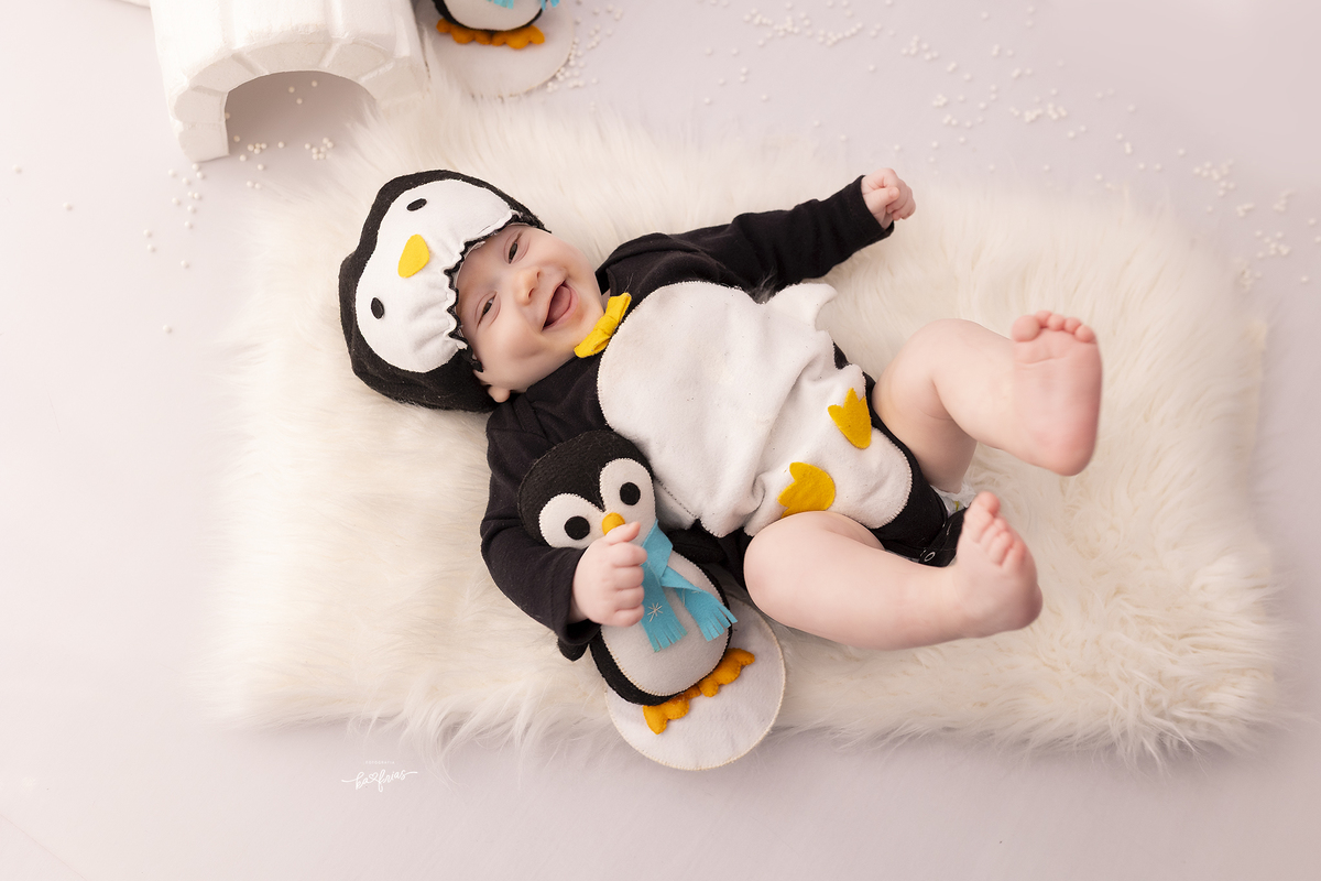 o bebe brinca na sessão da fotografa de bebes de caxias do sul, ka frias