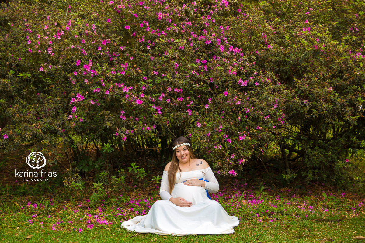 A GESTANTE OLHA PARA AS LENTES DA FOTOGRAFA DE FAMILIA DE CAXIAS DO SUL-RS KARINA FRIAS