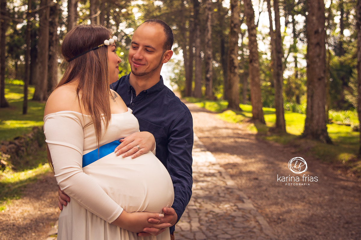 MARIDO E MULHER SE OLHAM PARA AS FOTOS DE GESTANTE