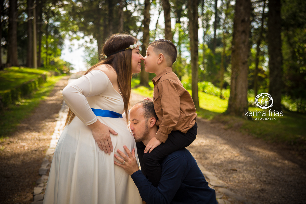O FILHO PARTICIPA DA SESSÃO EXTERNA DE FOTOS DA MÃE