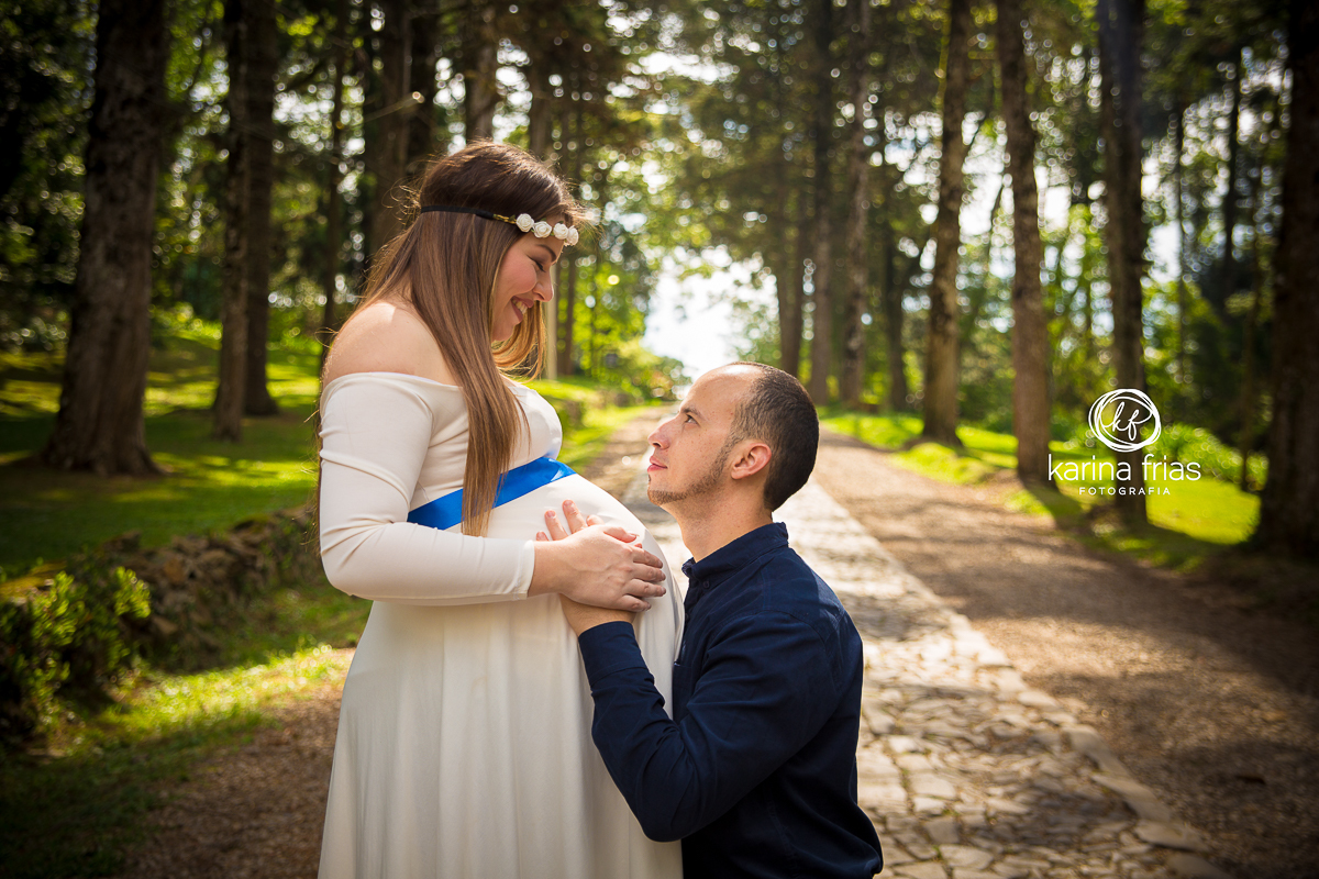 PAI OLHA PARA A MÃE EM ENSAIO EXTERNO DE GESTANTE
