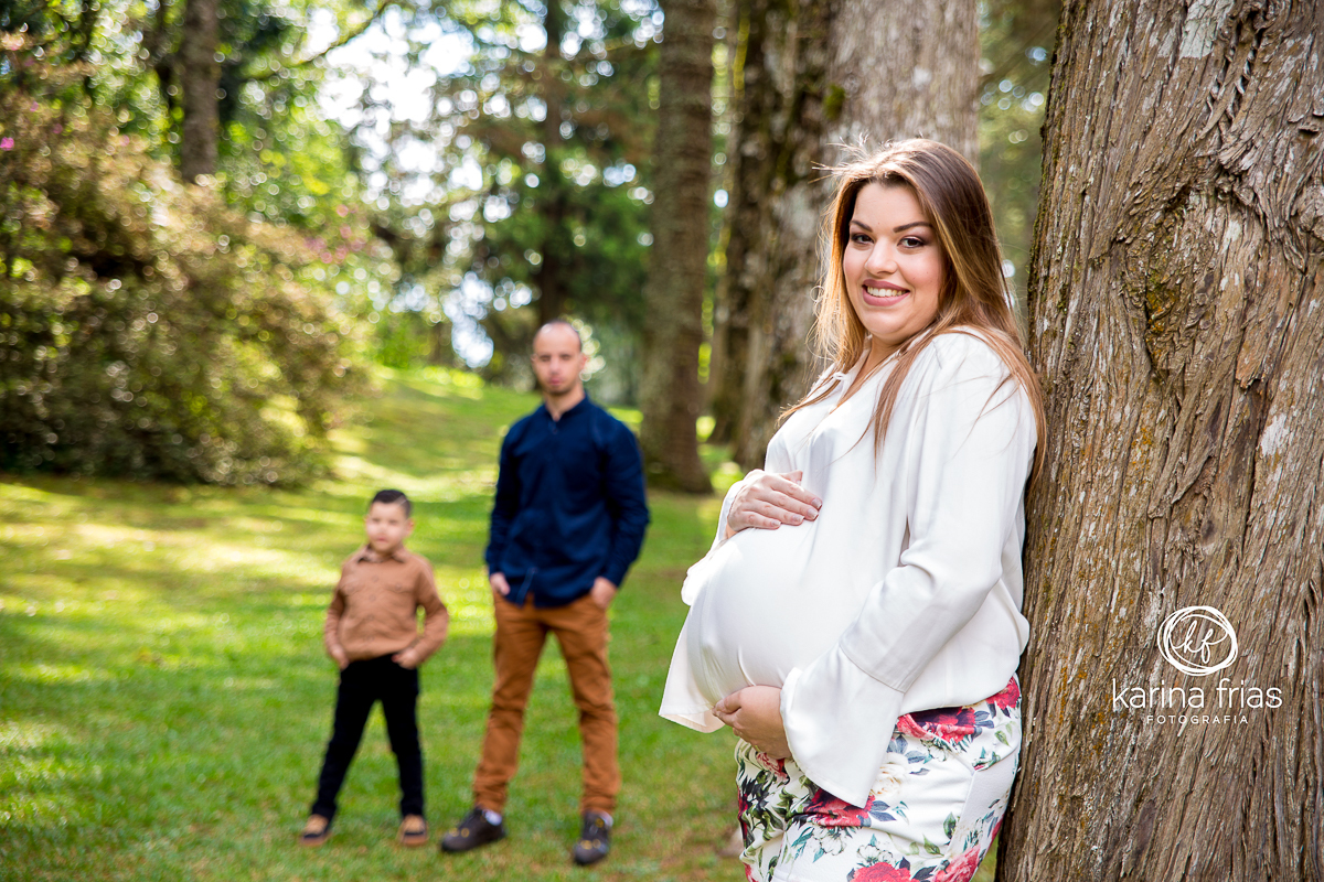 OS HOMENS DA CASA PARECEM PROTEGER A MAMAE NO ENSAIO EXTERNO