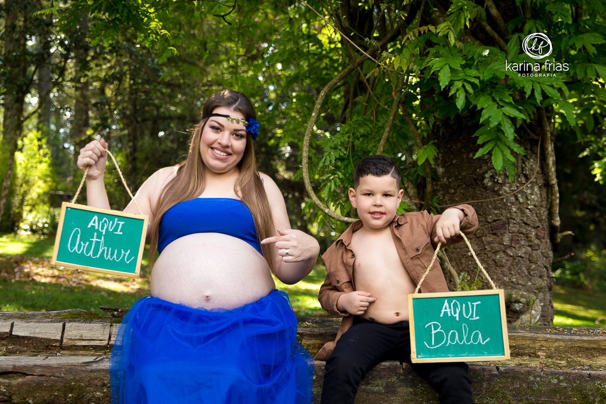 FILHO DO CASAL SE DIVERTE PARA AS FOTOS EXTERNAS DE GESTANTE