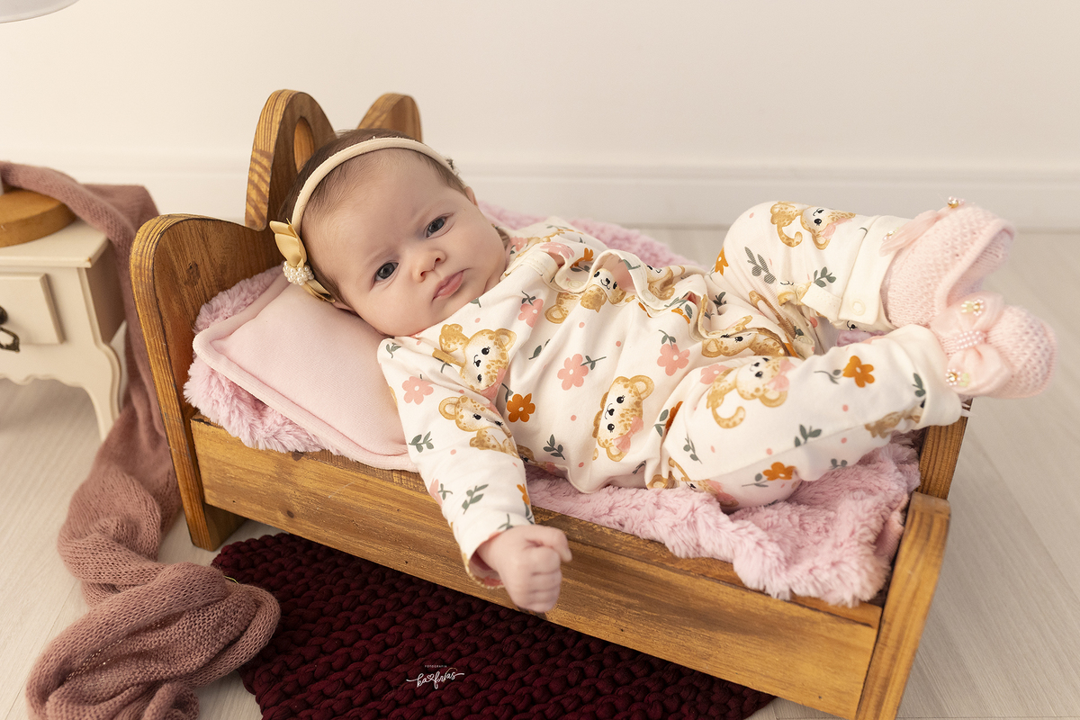 a bebe olha para a fotografa de bebes de caxias do sul, ka frias