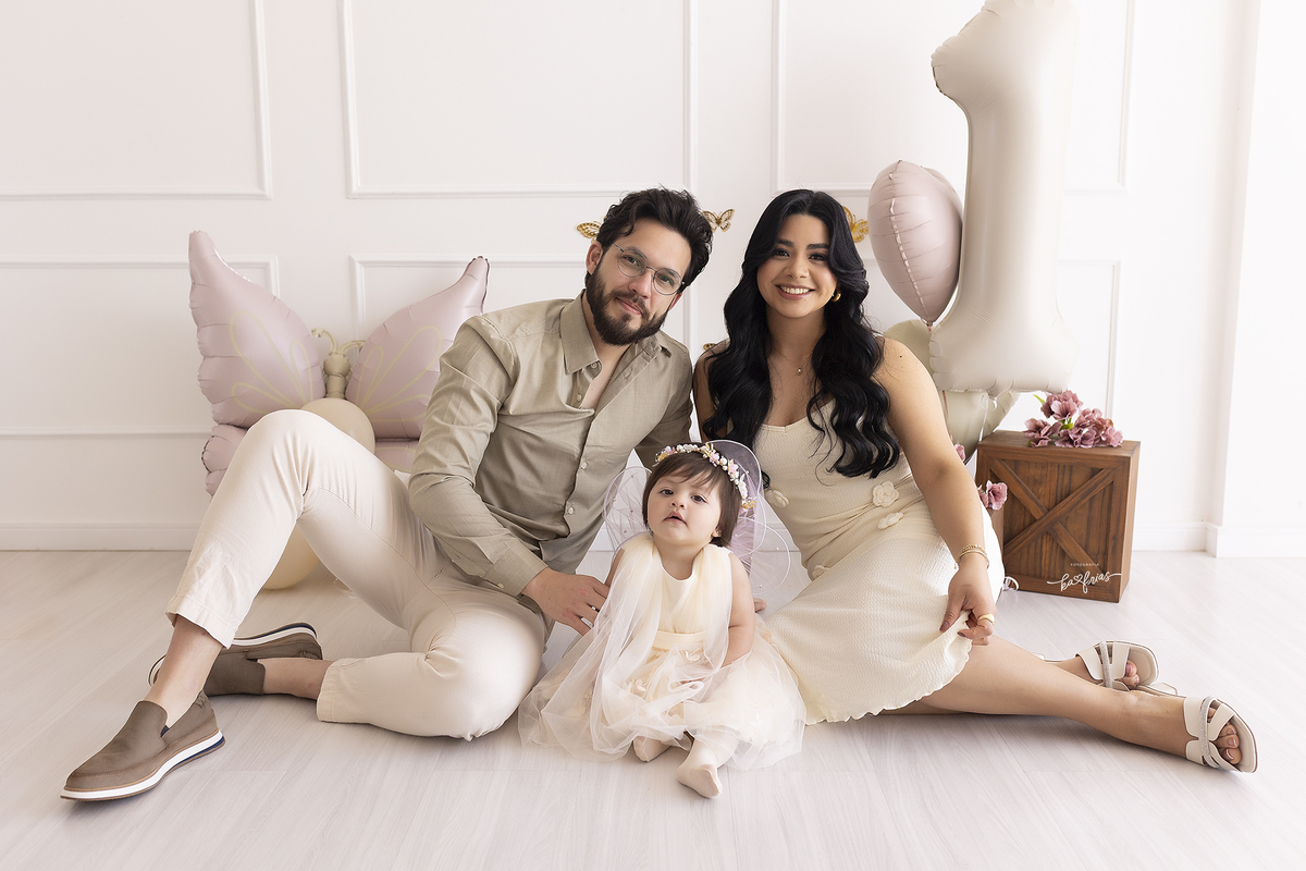 os pais fazem fotos com a filha no um aninho