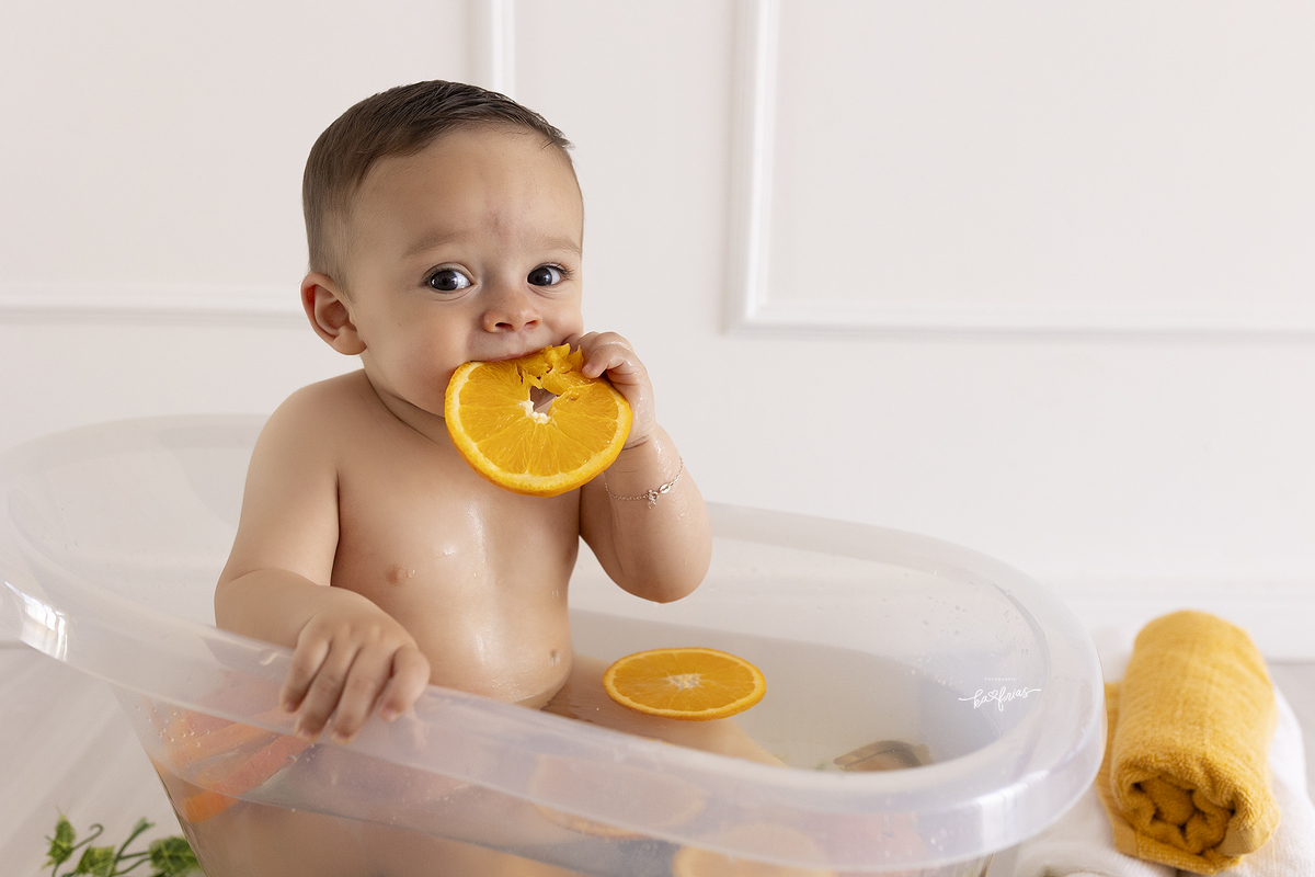 o menino come a laranja no ensaio infantil