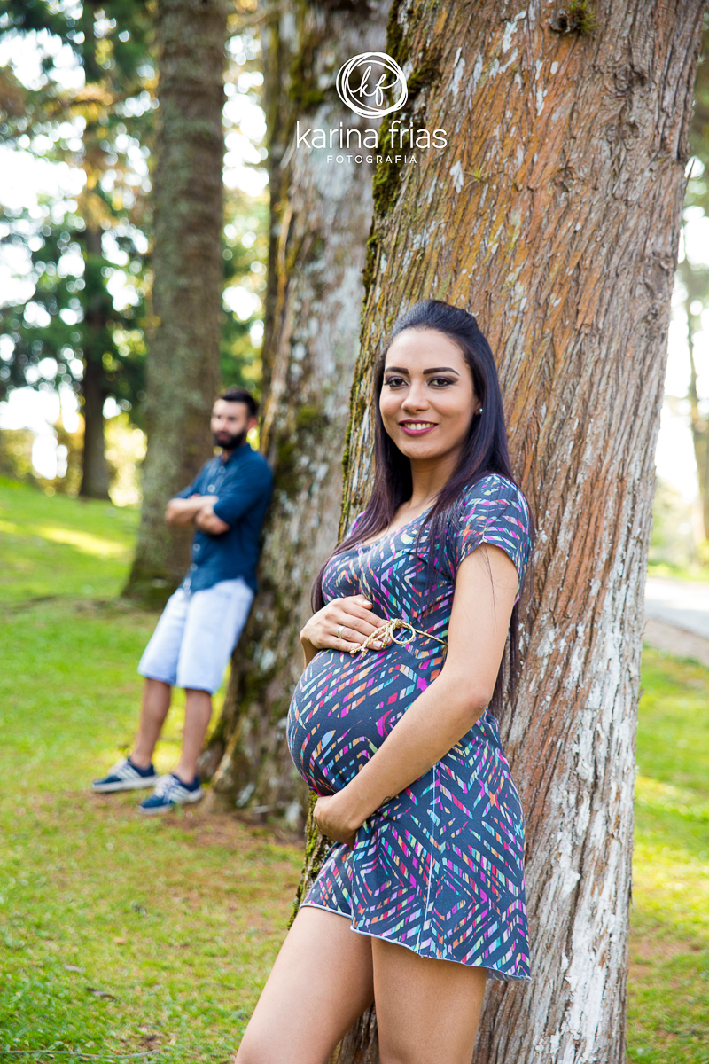 A GESTANTE OLHA PARA A FOTOGRAFA DE FAMILIA DE CAXIAS DO SUL KARINA FRIAS