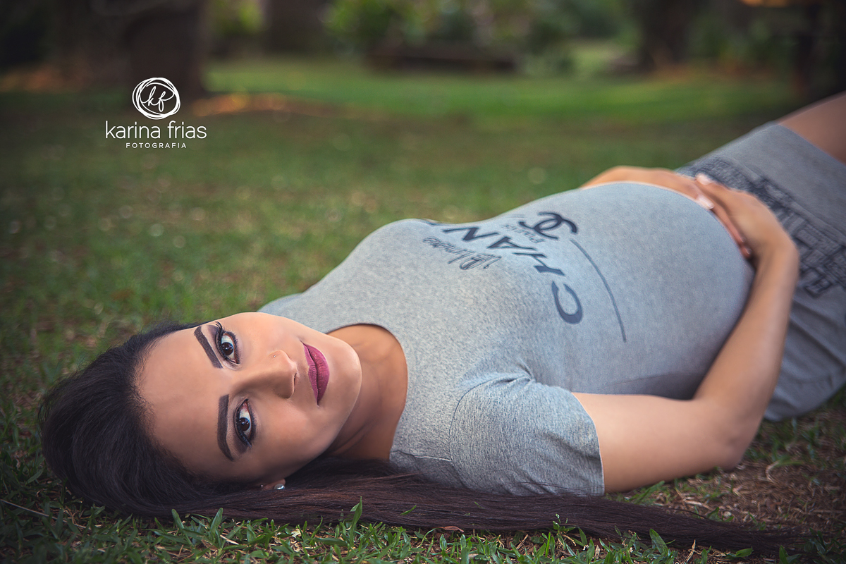 MODELO OLHA ATENTA PARA A FOTOGRAFA DE FAMILIA DE CAXIAS DO SUL