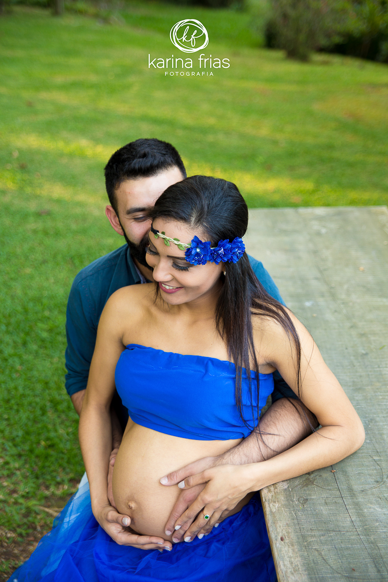 A GESTANTE ESCUTA COM CARINHO O MARIDO E A FOTOGRAFA DE FAMILIA, KARINA FRIAS CLICA O MOMENTO