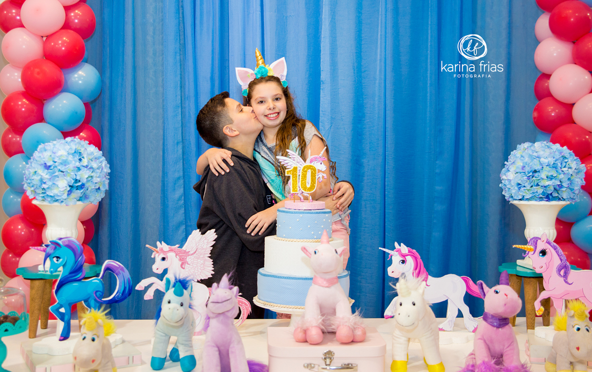 irmão beija a irmã em fotos de aniversário