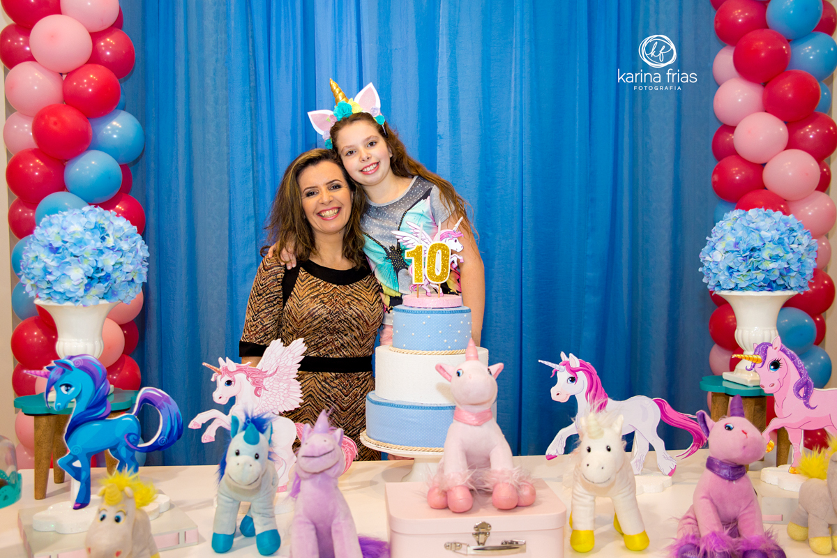 aniversariante na mesa com a mãe