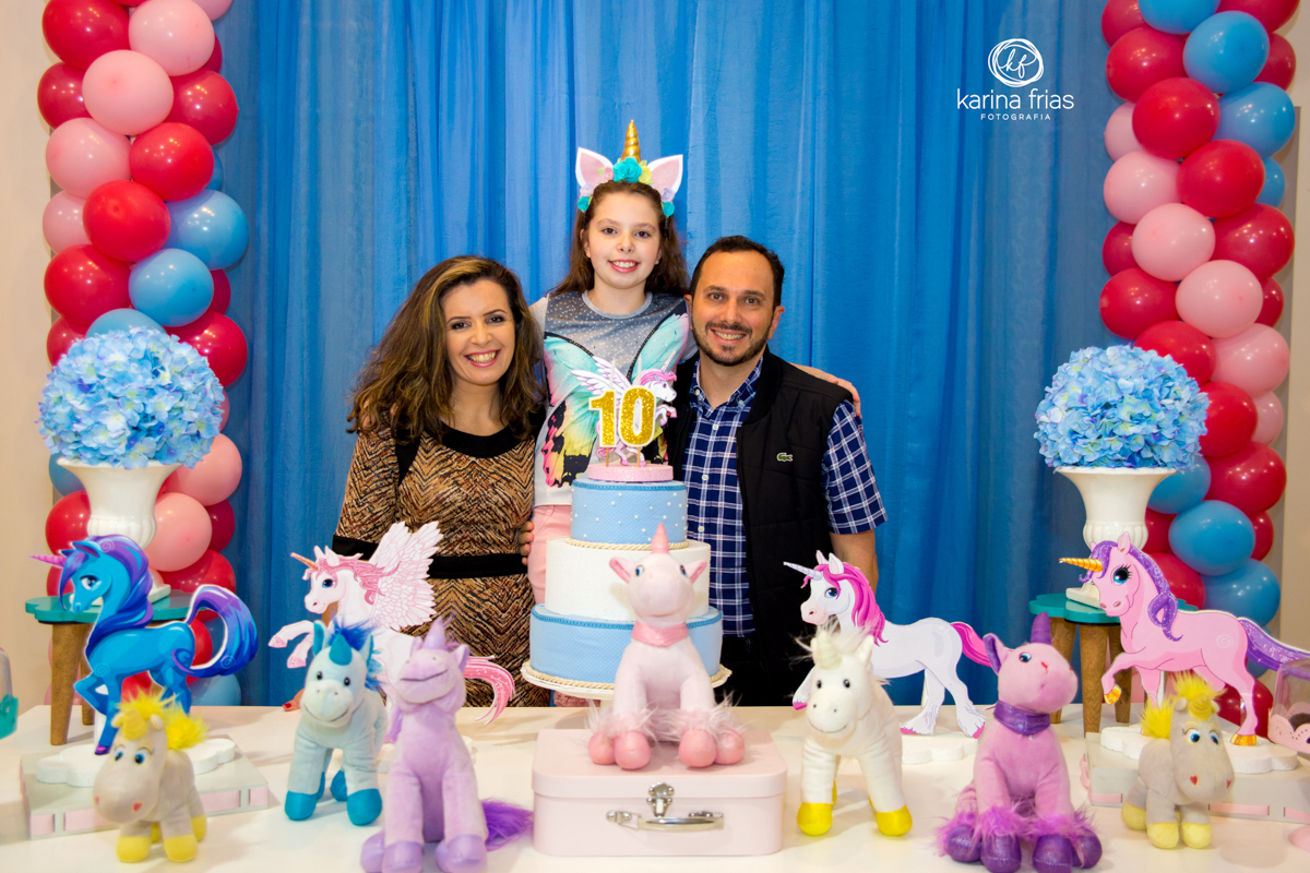 os pais abraçam a aniversariante em fotos de aniversario infantil