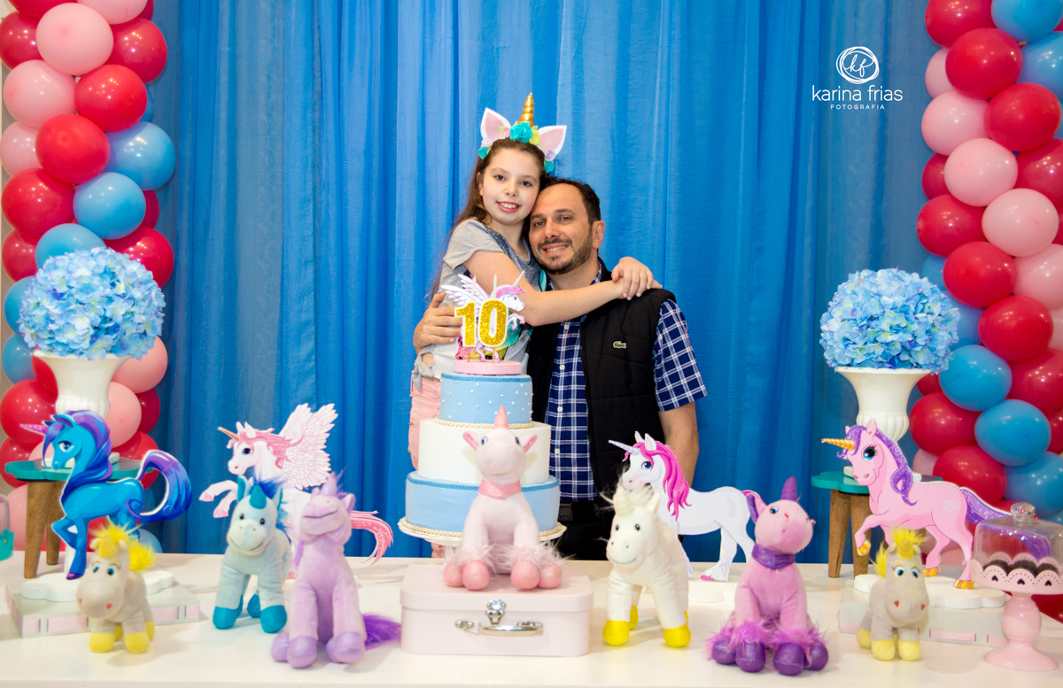 a aniversariante abraça o pai 