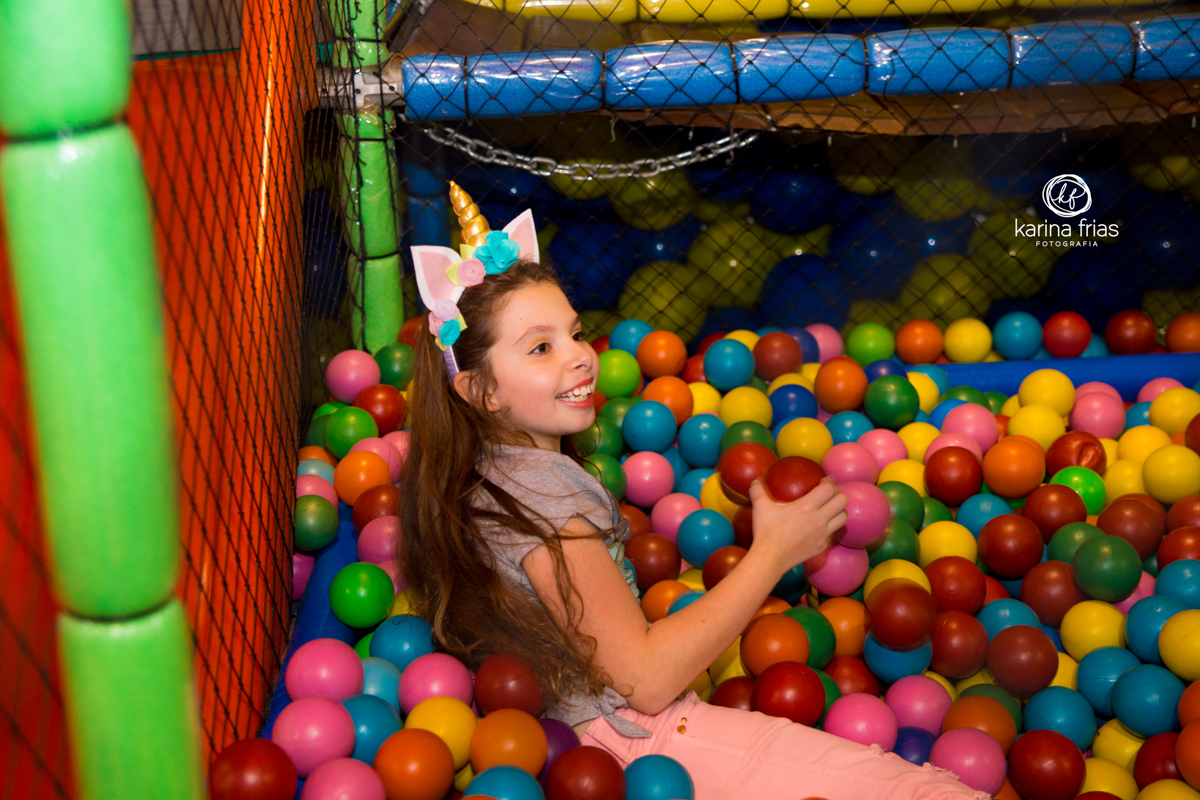 em fotos de festa de aniversario em caxias do sul-rs, a menina se joga na piscina de bolinhas