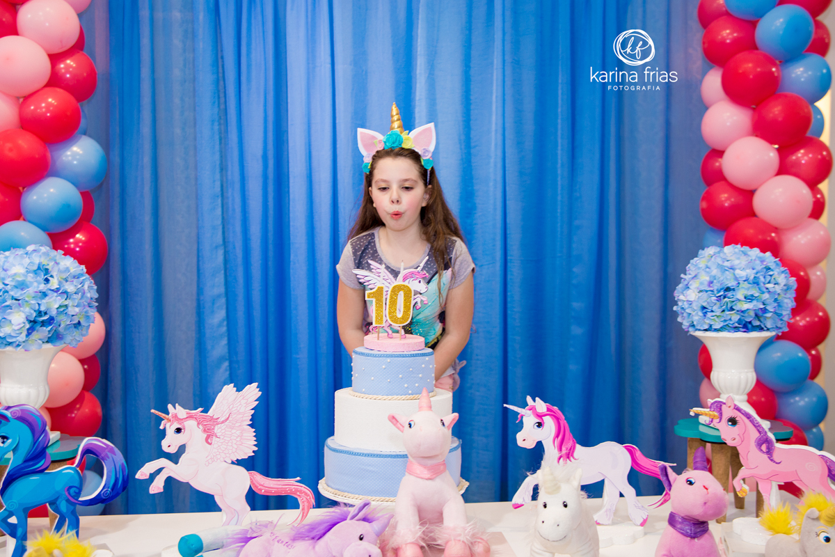 a fotografa karina frias captura o assopro da velinha em aniversario infantil