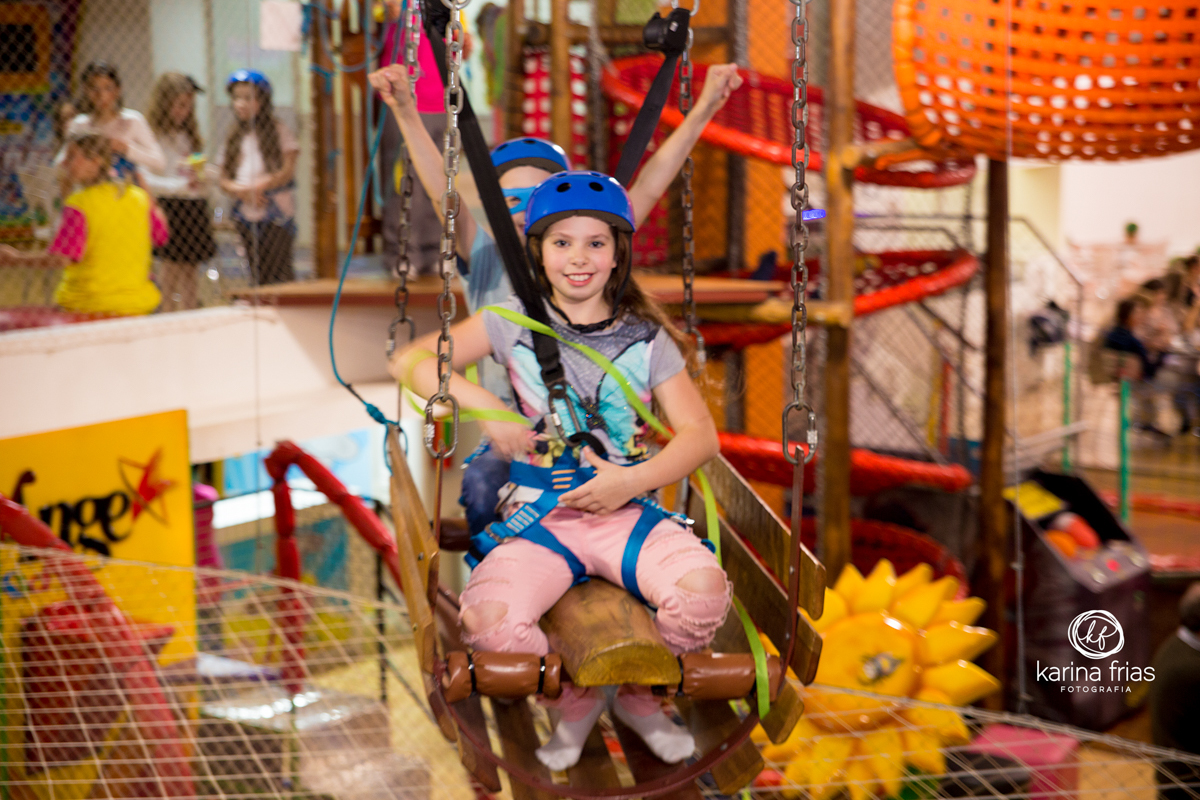 julia se diverte em sua festa enquanto a fotografa registra o momento