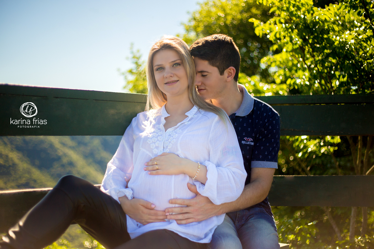 o pai coloca a mao na barriga da gestante em ensaio externo