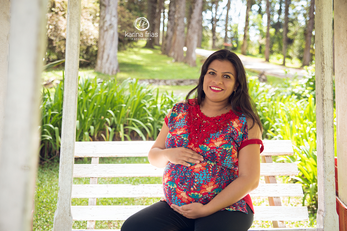 A GESTANTE SEGURA A BARRIGA NO SEU ENSAIO EXTERNO