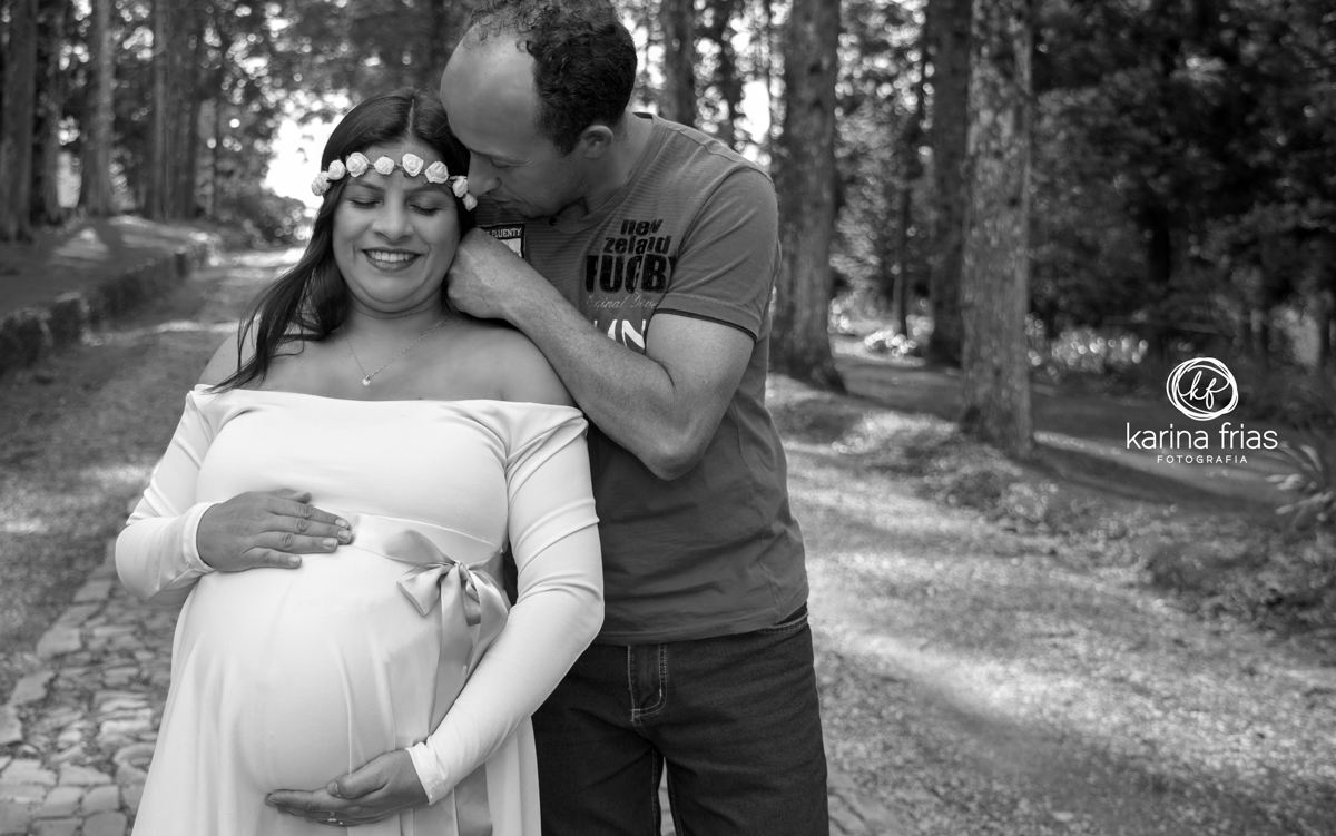 O MARIDO ACARICIA A GESTANTE ENQUANTO A FOTOGRAFA DE FAMILIA, KARINA FRIAS DE CAXIAS DO SUL-RS OS CLICA