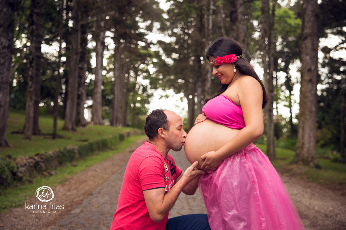 PAI BEIJA A BARRIGA DA GESTANTE EM ENSAIO EXTERNO