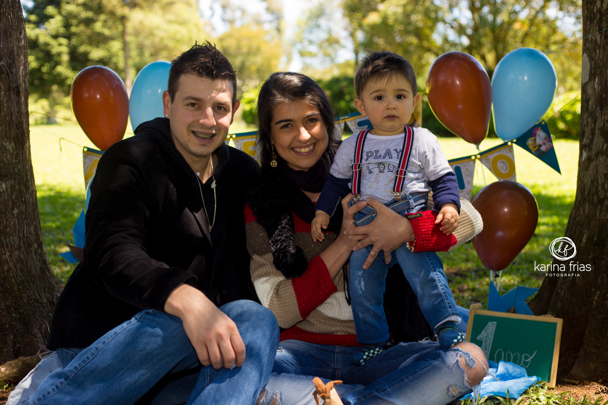 OS PAIS POSAM PARA AS FOTOS DE FAMILIA