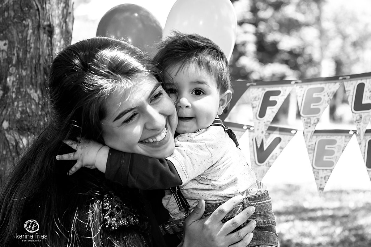 A CRIANÇA ABRAÇA A MAE NO SEU ENSAIO SMASH THE CAKE