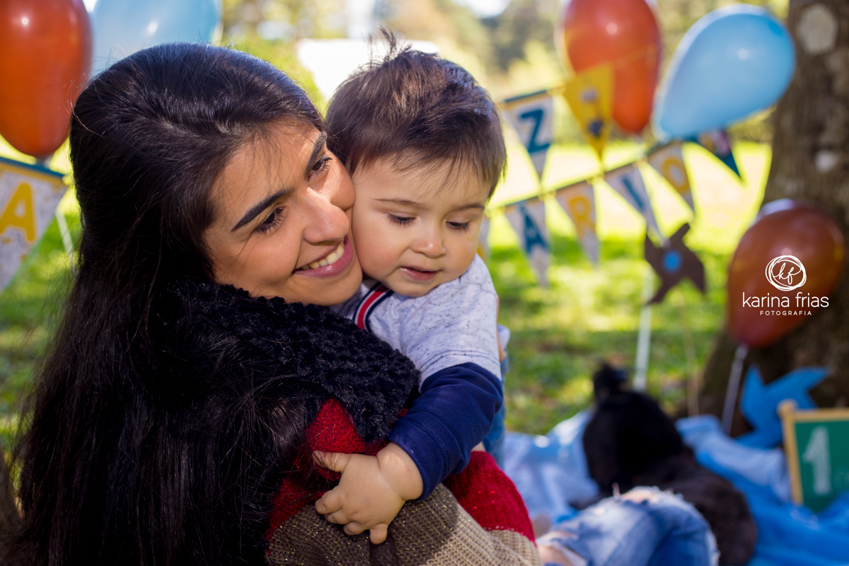 NO ENSAIO EXTERNO INFANTIL A CRIANÇA SE ACALENTA NA MAE