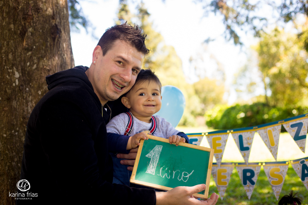 O PAI SEGURA O FILHO NO COLO PARA O ENSAIO EXTERNO