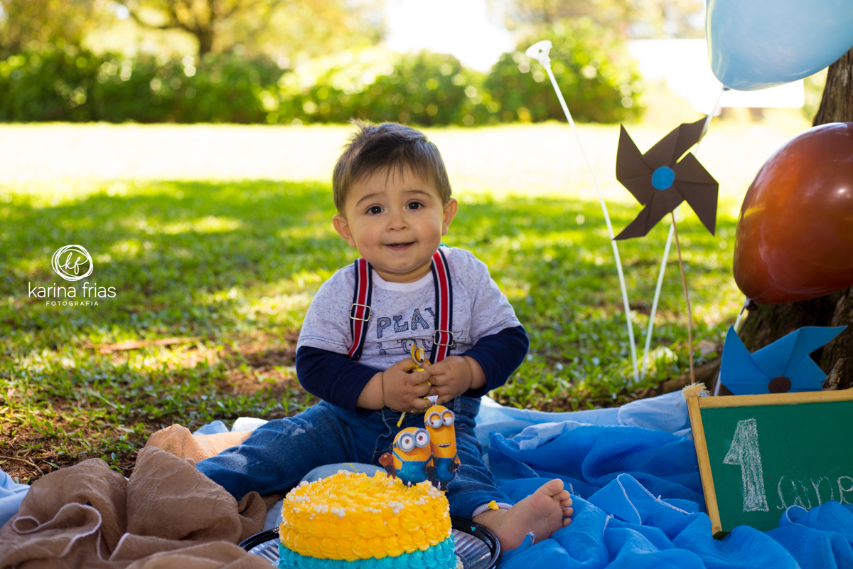 A CRIANÇA POSA PARA AS LENTES DA FOTOGRAFA DE FAMILIA KARINA FRIAS