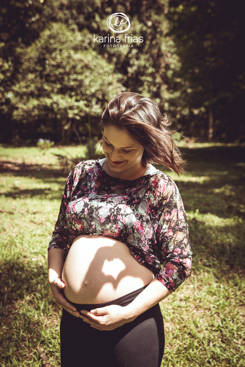 O PAI FAZ CORAÇÃO NA BARRIGA COM A SOMBRA PARA O ENSAIO EXTERNO
