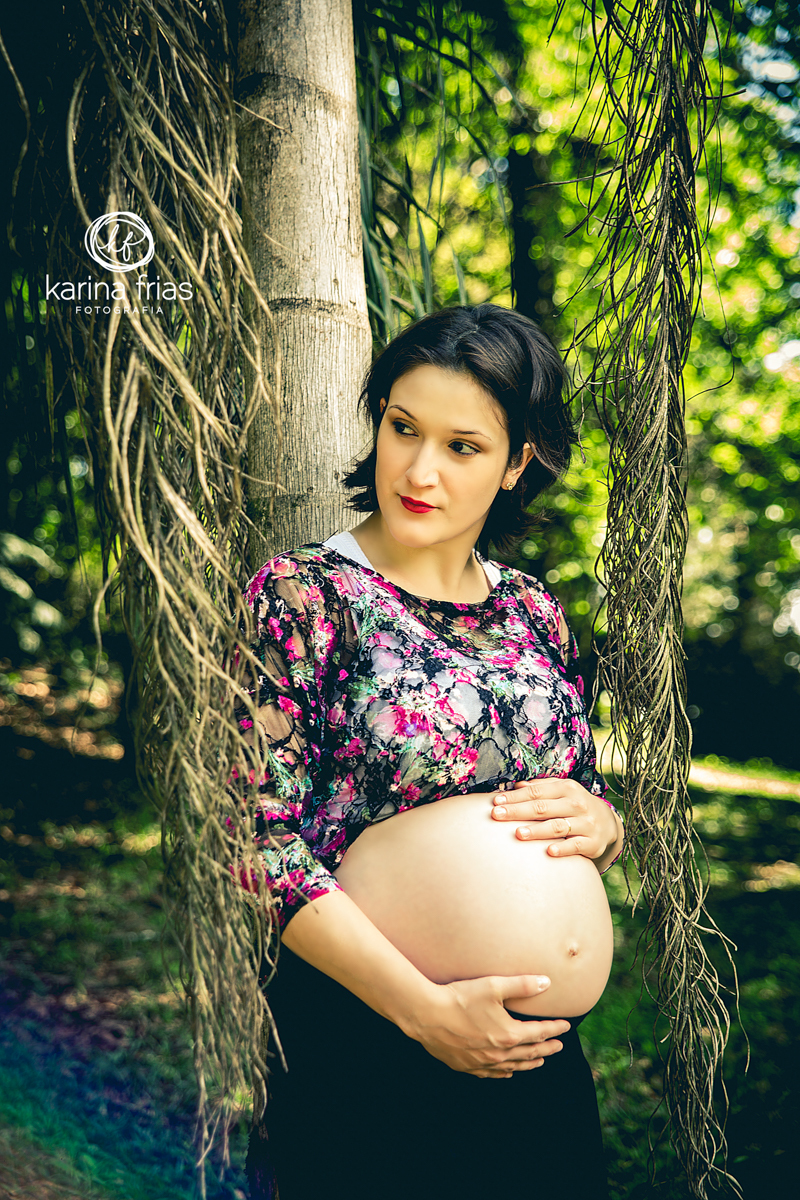 A GESTANTE OLHA FIXA PARA UM PONTO NO SEU ENSAIO