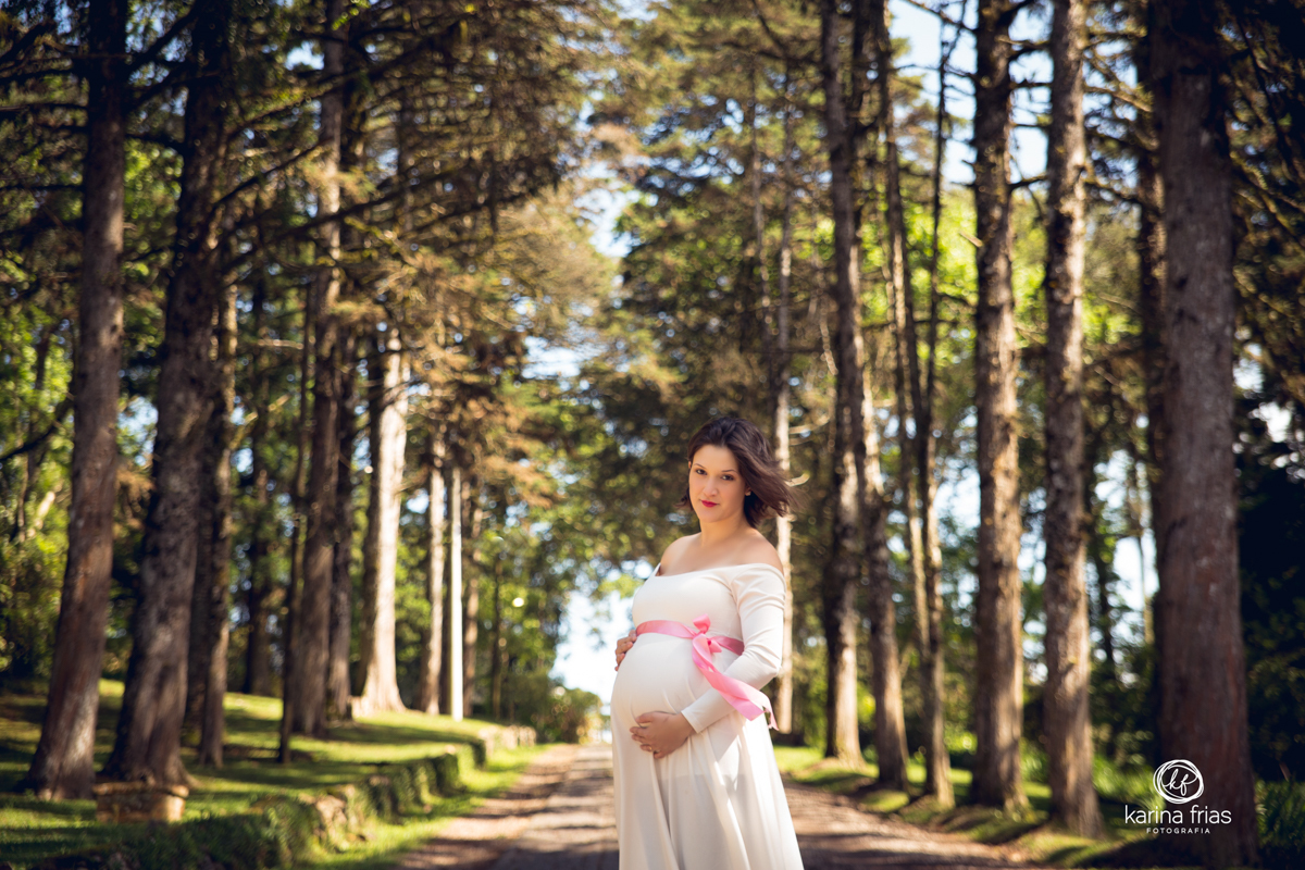A GESTANTE OLHA PARA AS LENTES DA FOTOGRAFA DE FAMILIA DE CAXIAS DO SUL-RS KARINA FRIAS