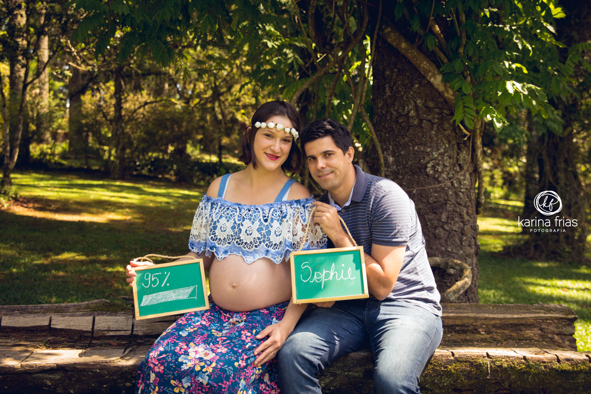 OS PAIS SEGURAM OS QUADRINHOS NO BOOK DE GESTANTE EM CAXIAS DO SUL-RS