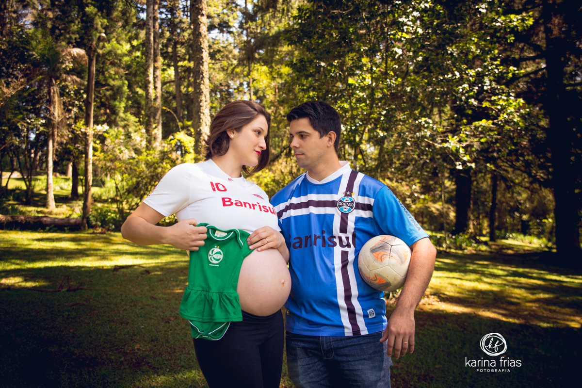 CAMISA DE TIME É BEM VINDA PARA A SESSÃO DE FOTOS DE GESTANTE