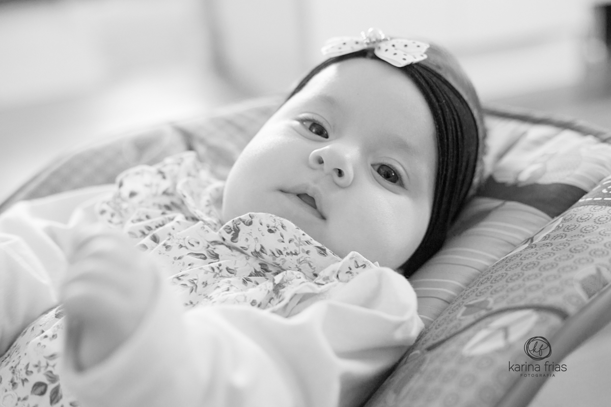 A CRIANÇA OLHA PARA A CAMERA NO ENSAIO DE 4 MESES