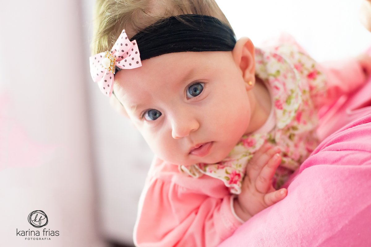 A FOTOGRAFA DE FAMILIA DE CAXIAS DO SUL-RS REGISTRA O ENSAIO DOCUMENTAL DA BEBE