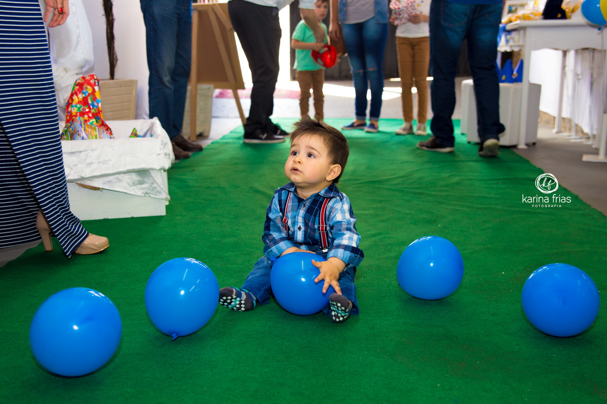 A CRIANÇA FAZ POSE PARA FOTOS EM ANIVERSARIO