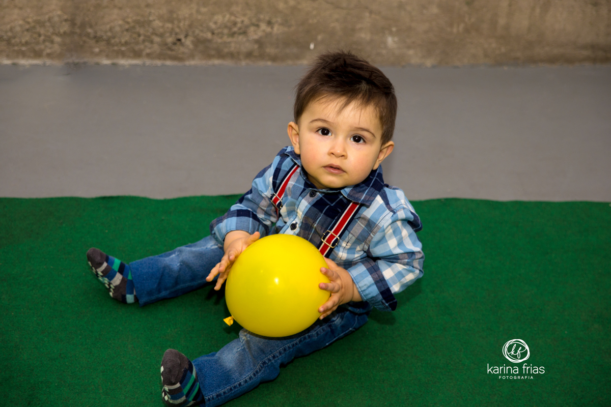 NO ANIVERSARIO, A CRIANÇA FAZ POSE PARA AS FOTOS