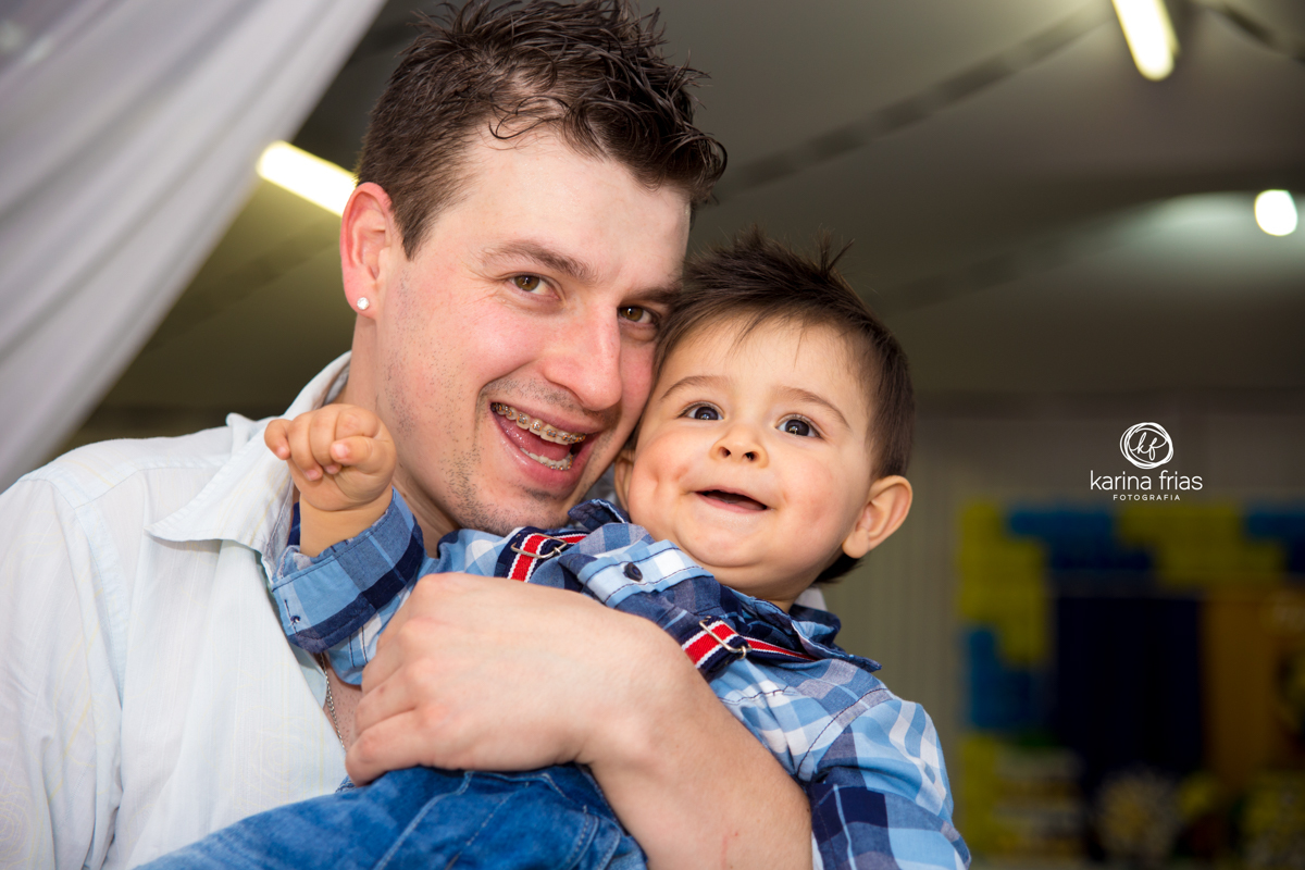 O PAI ABRAÇA O FILHO PARA AS FOTOS DO ANIVERSARIO 