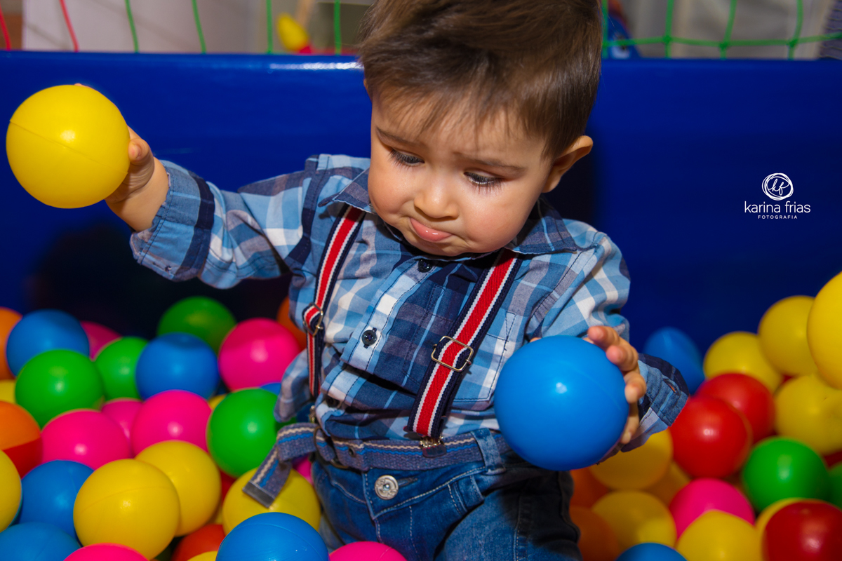 EM FOTOS PARA O SEU ANIVERSARIO, A CRIANÇA BRINCA