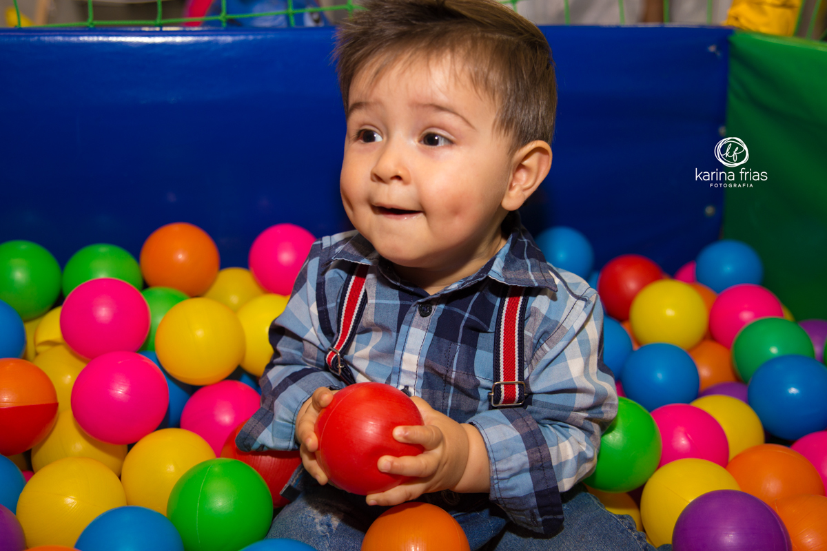 A CRIANÇA SEGURA A BOLINHA PARA AS FOTOS DO SEU ANIVERSARIO EM CAXIAS DO SUL-RS
