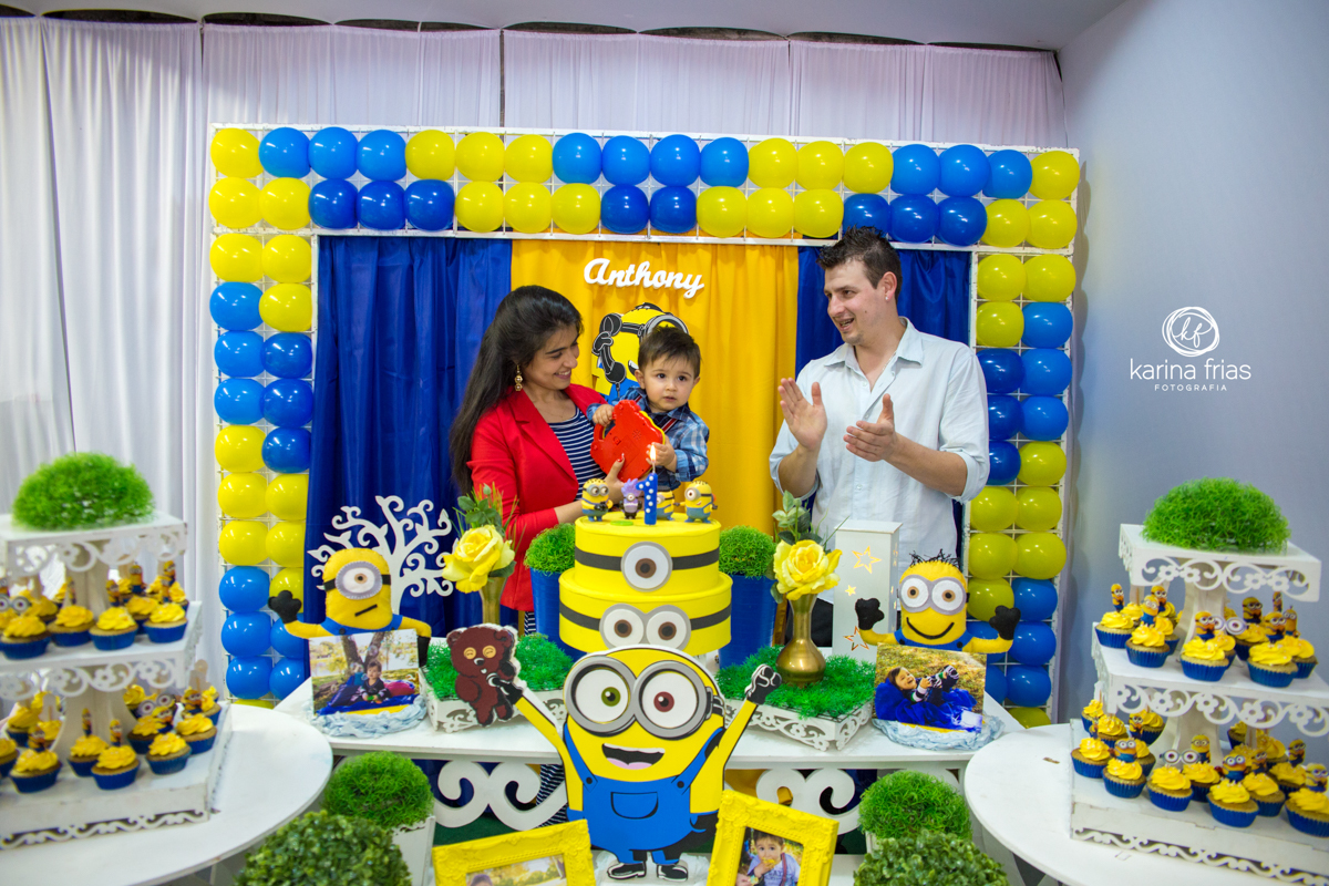 OS PAIS CANTAM OS PARABENS PARA AS FOTOS DE ANIVERSARIO