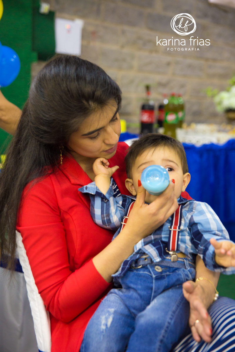 O BEBE TOMA MAMADEIRA EM FRENTE AS LENTES DA FOTOGRAFA DE FAMILIA KARINA FRIAS DE CAXIAS DO SUL-RS