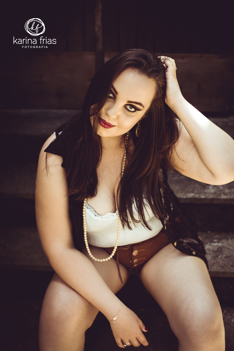 A MODELO MEXE NO CABELO PARA O ENSAIO PESSOAL