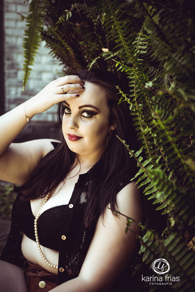 NO ENSAIO PESSOAL A MODELO OLHA PARA A CAMERA