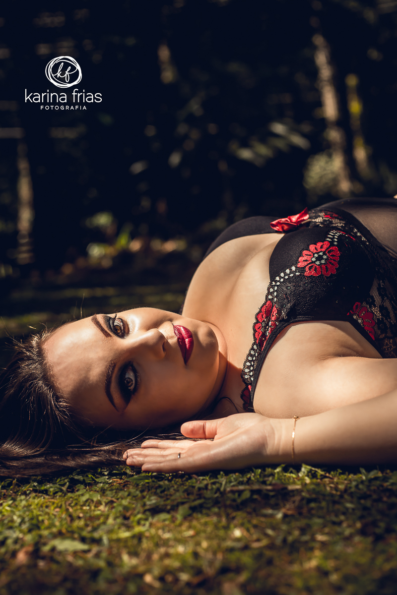 A MODELO OLHA PARA AS LENTES DA FOTOGRAFA KARINA FRIAS DE CAXIAS DO SUL-RS